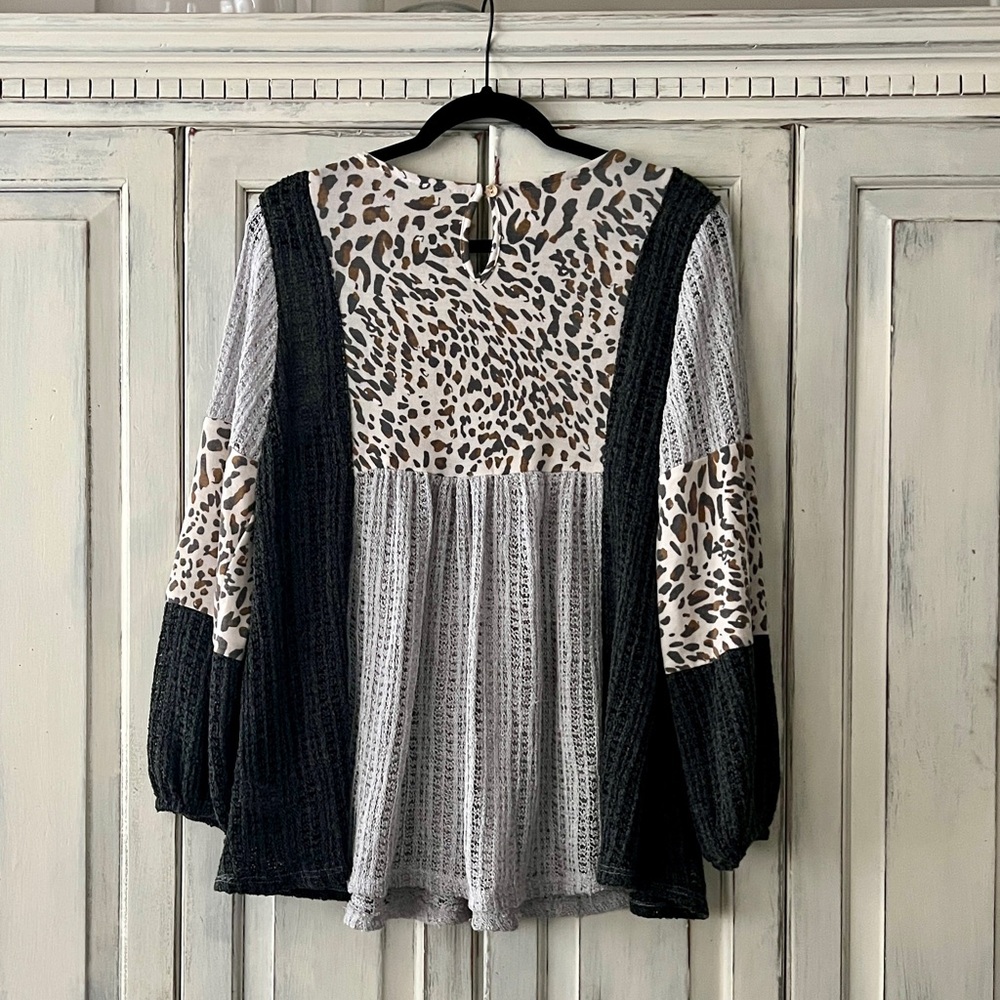 🟠NWT CES FEMME Bubble Sleeve Top - Light Gray/Charcoal Crochet & Animal Print LG - Picture 3 of 5